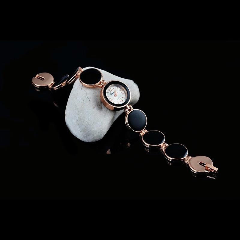 Black Round Dial Bracelet Quartz Wristwatch For Women-1962691923294687233