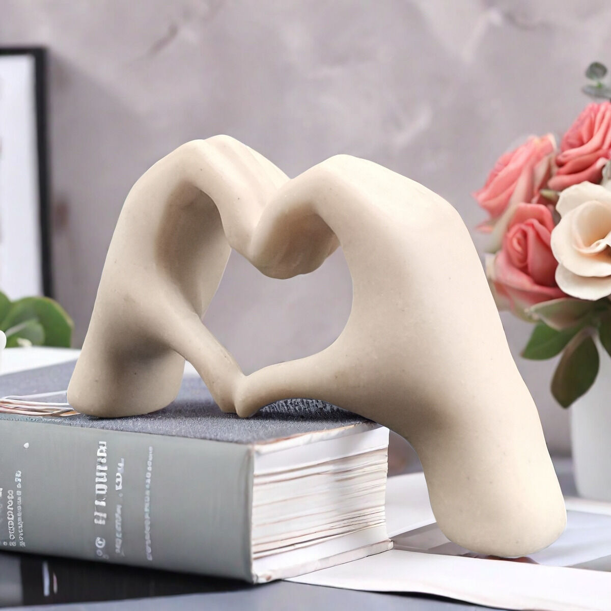 WHITE Elegant Heart-shaped Sculpture: Pure lines capture love, accompanying you in writing tender everyday moments.
