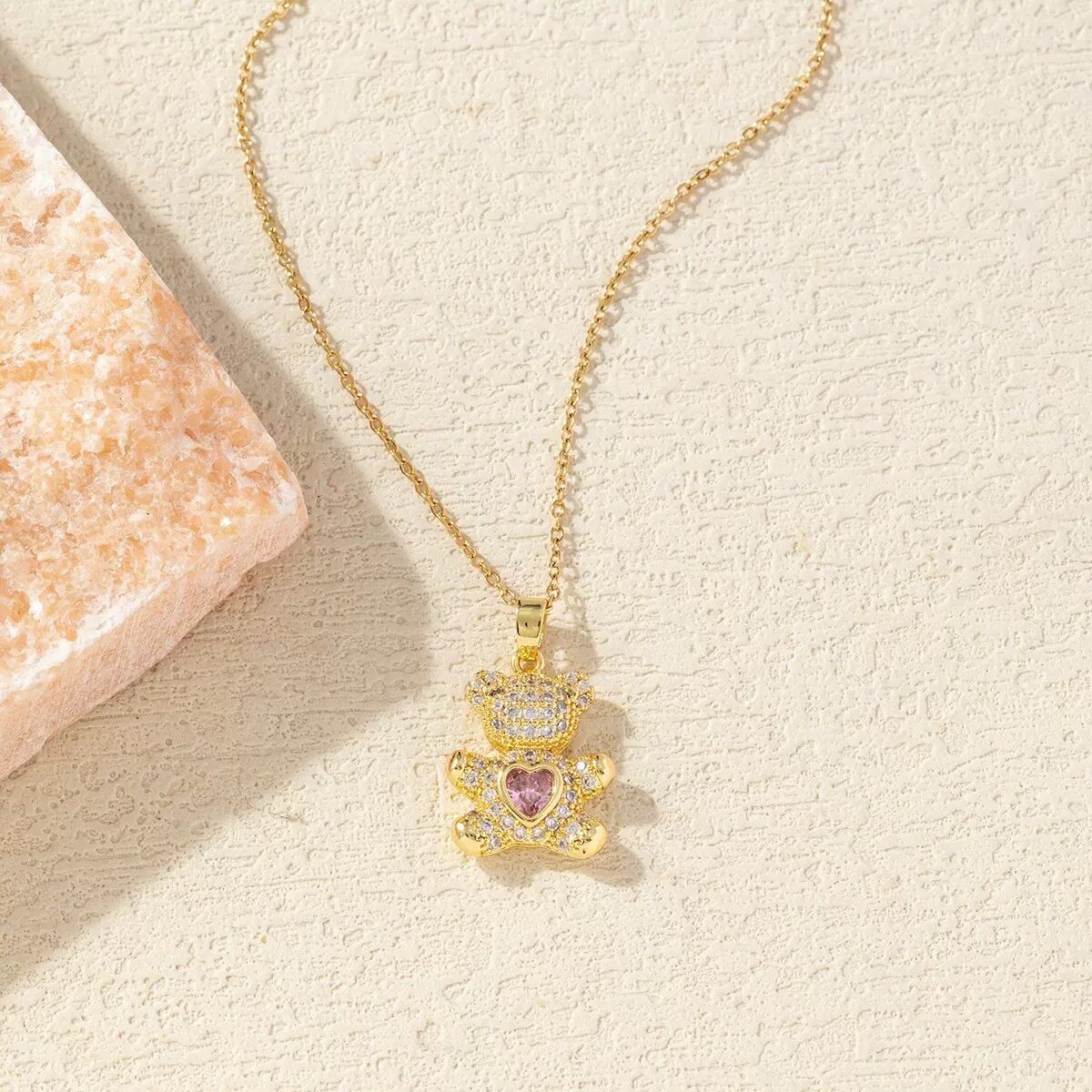 A delicate and adorable pink heart-shaped bear pendant copper necklace, adorned with synthetic zirconia, paired with a stainless steel chain, decorated with synthetic zirconia, perfect as a daily jewelry gift or a sweet and cute party accessory.(gold))