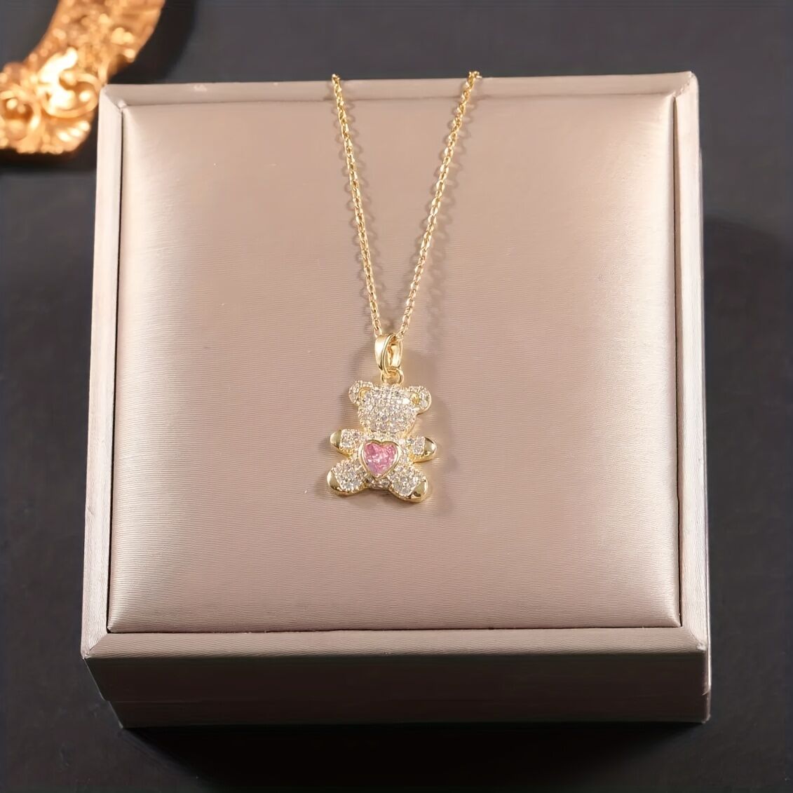 A delicate and adorable pink heart-shaped bear pendant copper necklace, adorned with synthetic zirconia, paired with a stainless steel chain, decorated with synthetic zirconia, perfect as a daily jewelry gift or a sweet and cute party accessory.(gold))