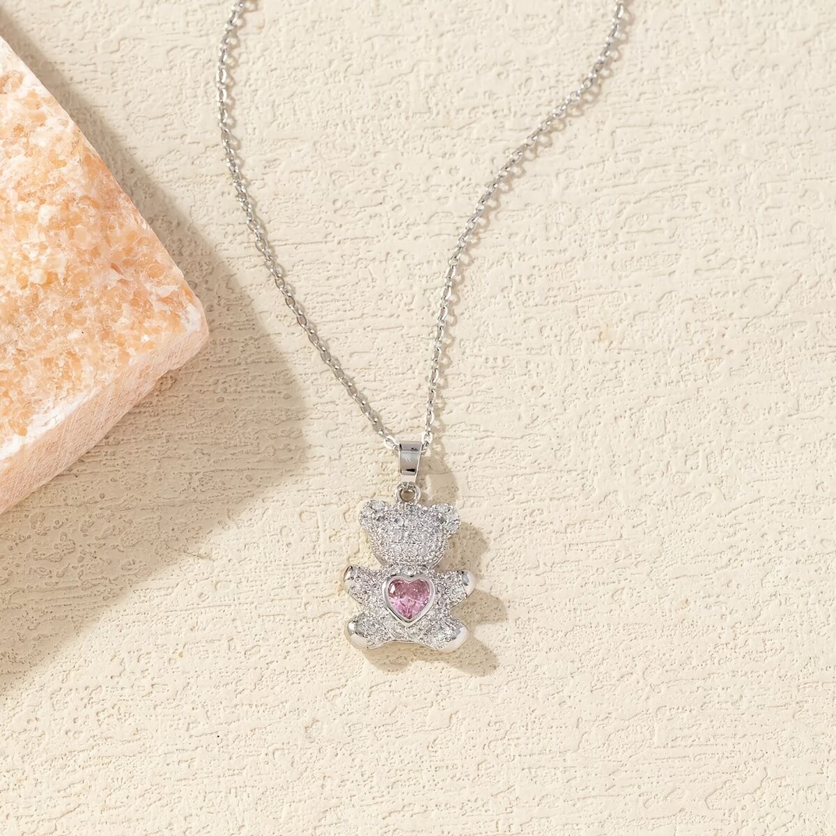 A delicate and adorable pink heart-shaped bear pendant copper necklace, adorned with synthetic zirconia, paired with a stainless steel chain, decorated with synthetic zirconia, perfect as a daily jewelry gift or a sweet and cute party accessory.(gold))