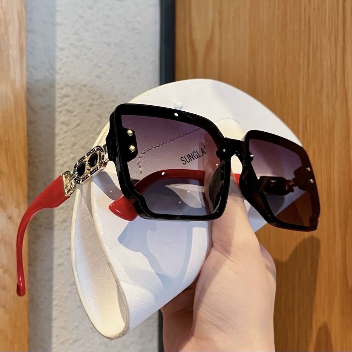 UV400 protective sunglasses can protect against ultraviolet rays and easily control various wearing styles. Cross-border explosions are discounted in a limited time!