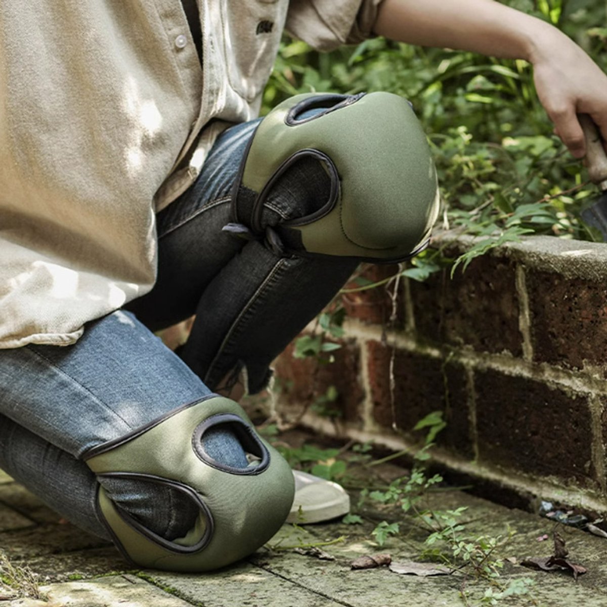 1. Double Garden Knee Braces - Extra Thick Knee Braces - Adjustable Knee Braces - Soft and Comfortable Memory Foam - Non-slip - Suitable for Outdoors and Gardens (Green)