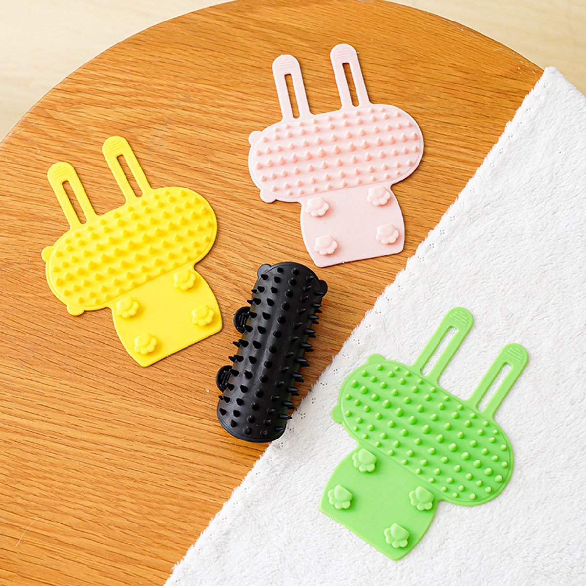 Cat Toys - Set of 4 - Scratching Post - Cat Comb - Made of Silicone - Reduces flying hair, scratching and itching - An excellent gift for cat lovers to give to their beloved pets.