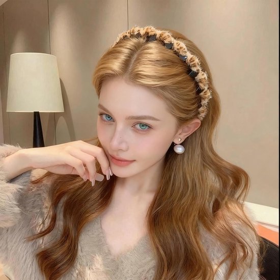 Set of Three Retro Non-slip Double-Sided Headbands - Highly elastic retro headband - Suitable for fitness, cosplay, sports, formal occasions and daily use; suitable for women and girls.