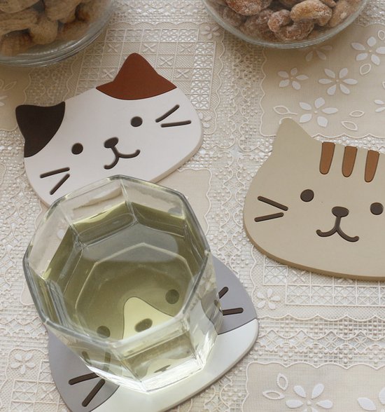 Coasters – Set of 5 – Cute cat design – Made of silicone – Compact, non-slip and heat resistant – Suitable for coffee tables, home use and cafes, also great as a gift for a housewarming or wedding.