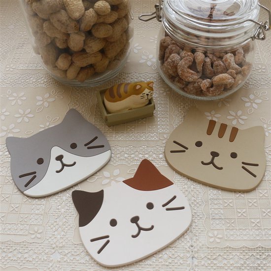 Coasters – Set of 5 – Cute cat design – Made of silicone – Compact, non-slip and heat resistant – Suitable for coffee tables, home use and cafes, also great as a gift for a housewarming or wedding.
