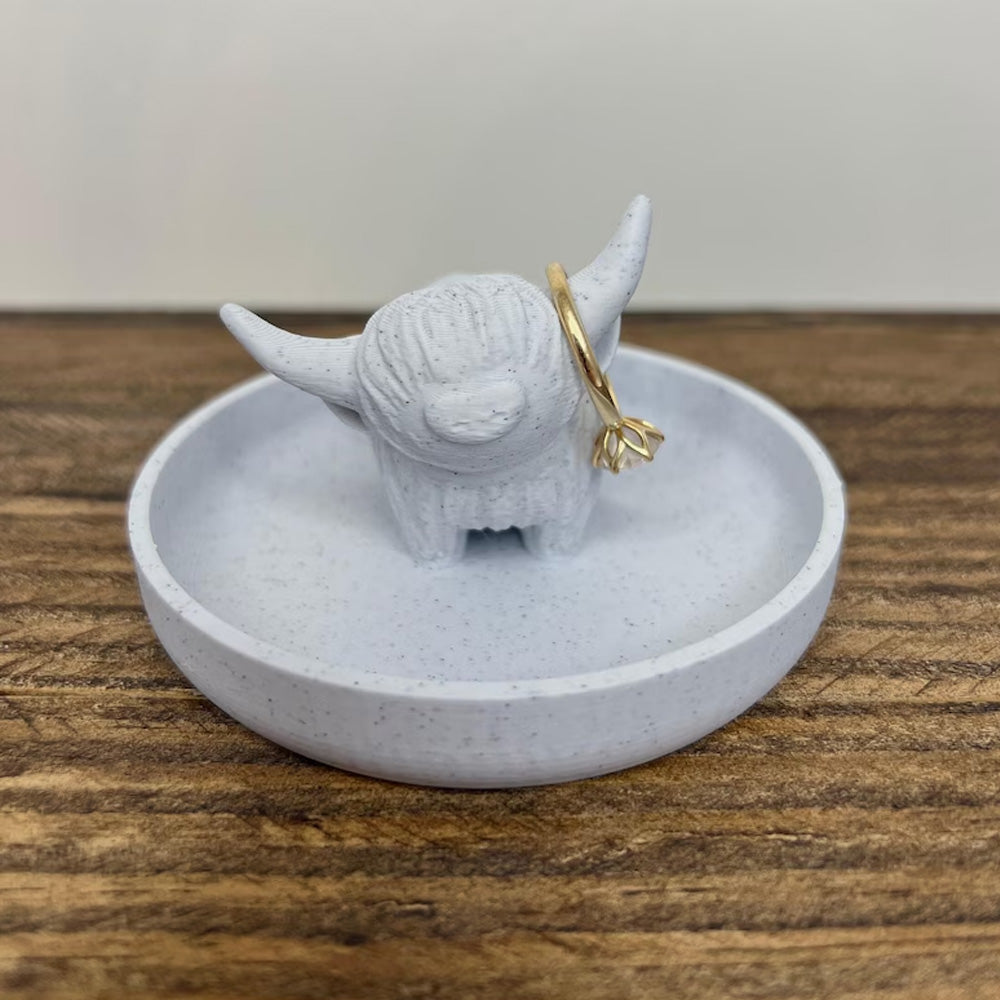 Highland Cow Ring Holder with Circular Dish Scottish Cow Statue Wedding Engagement Holder Calf Jewelry Organizer Stand