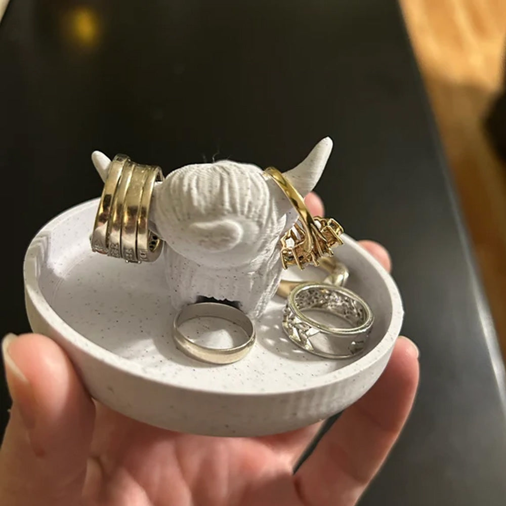 Highland Cow Ring Holder with Circular Dish Scottish Cow Statue Wedding Engagement Holder Calf Jewelry Organizer Stand