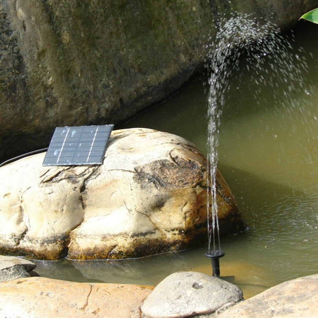 Solar-powered water pump with fountain function – 16 cm panel