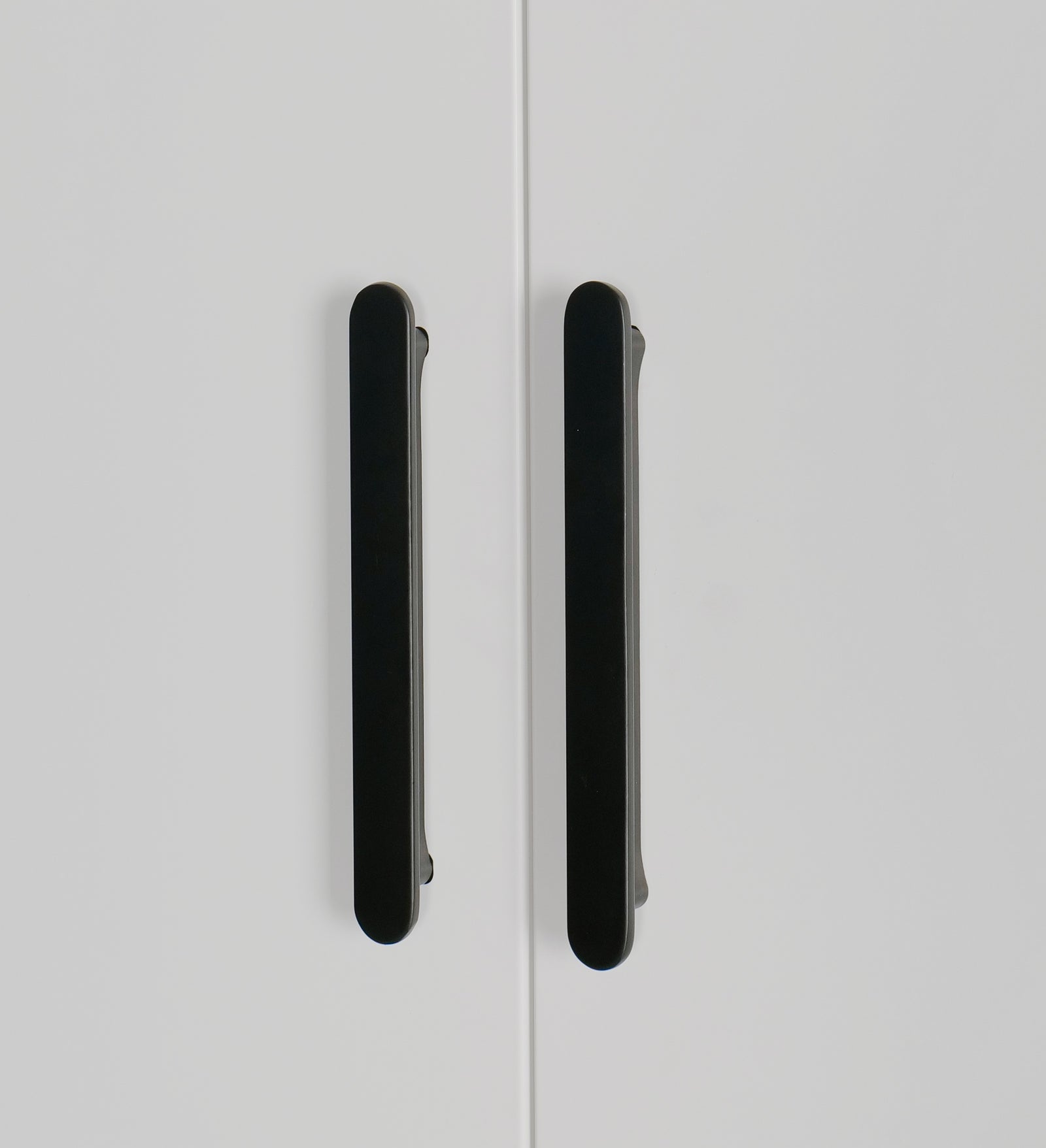 4 Door Wardrobe in White Gloss – Hanging Rail, Shelves & Black Handles