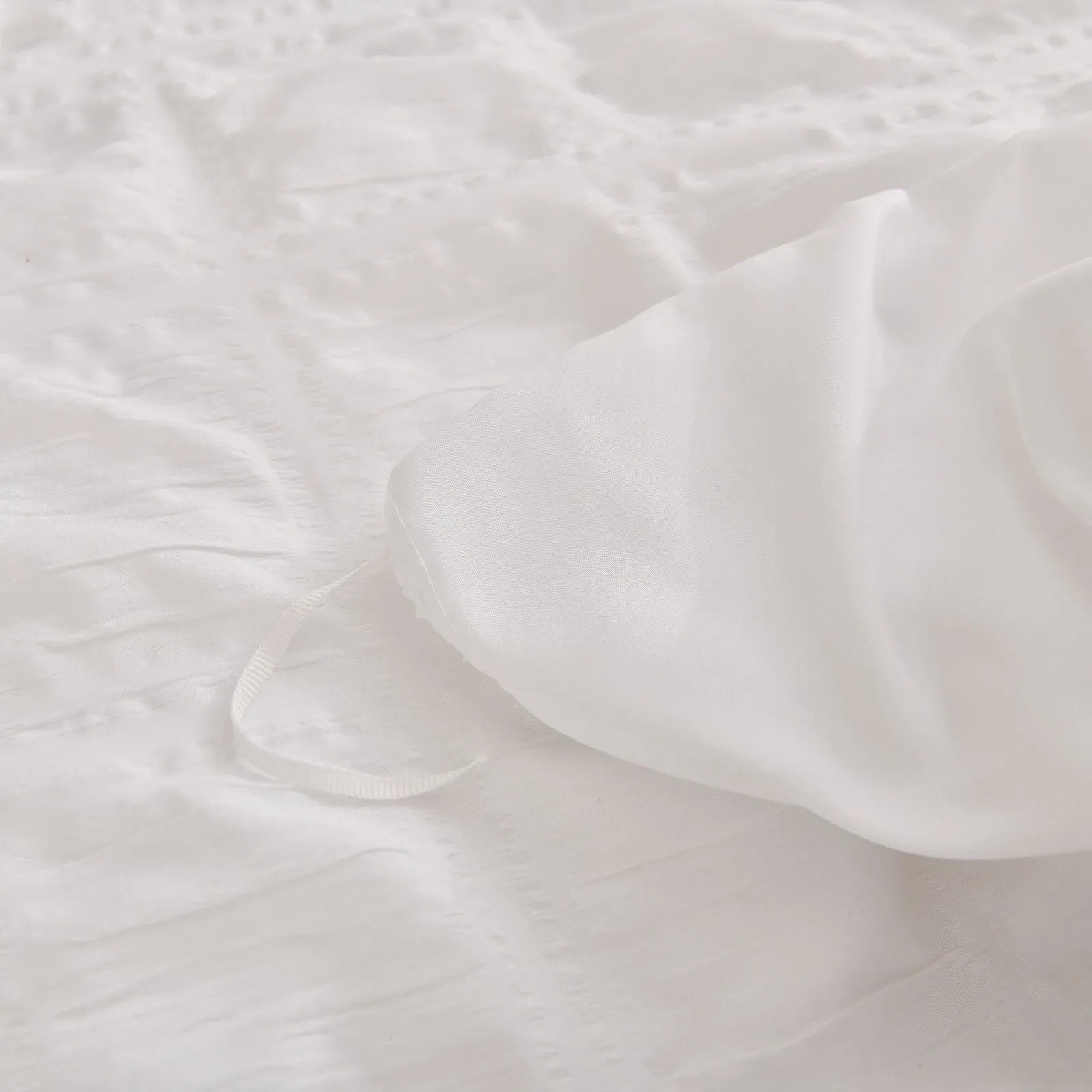 White Montreux Paisley Quilt / Doona / Duvet Cover set
