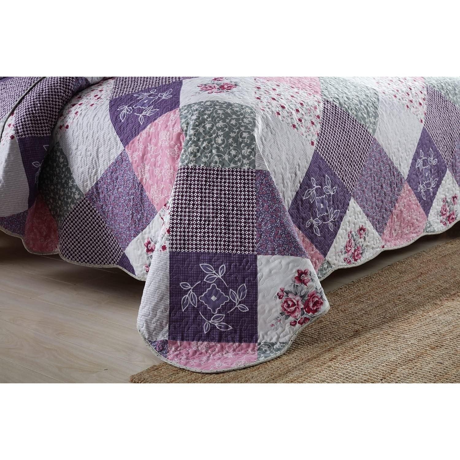 Quaint Quilted bedspread and pillowcovers set: Perfect for a Cozy Retreat