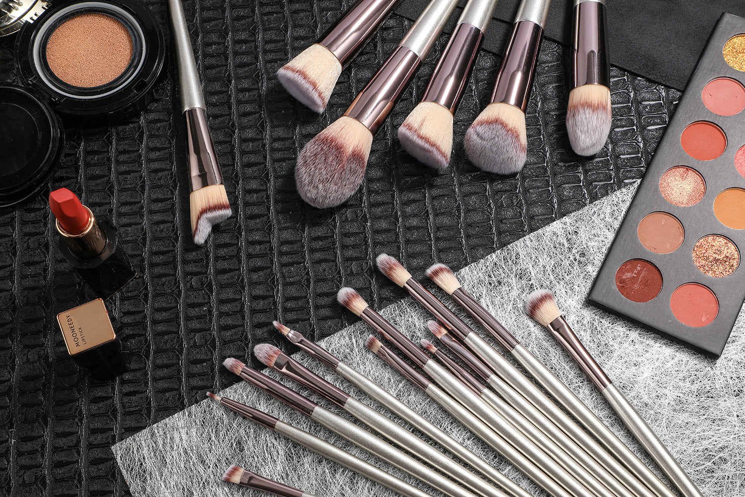Black 18-Piece Makeup Brush Set - Professional Synthetic Fiber Brushes with Wooden Handles for Flawless Beauty