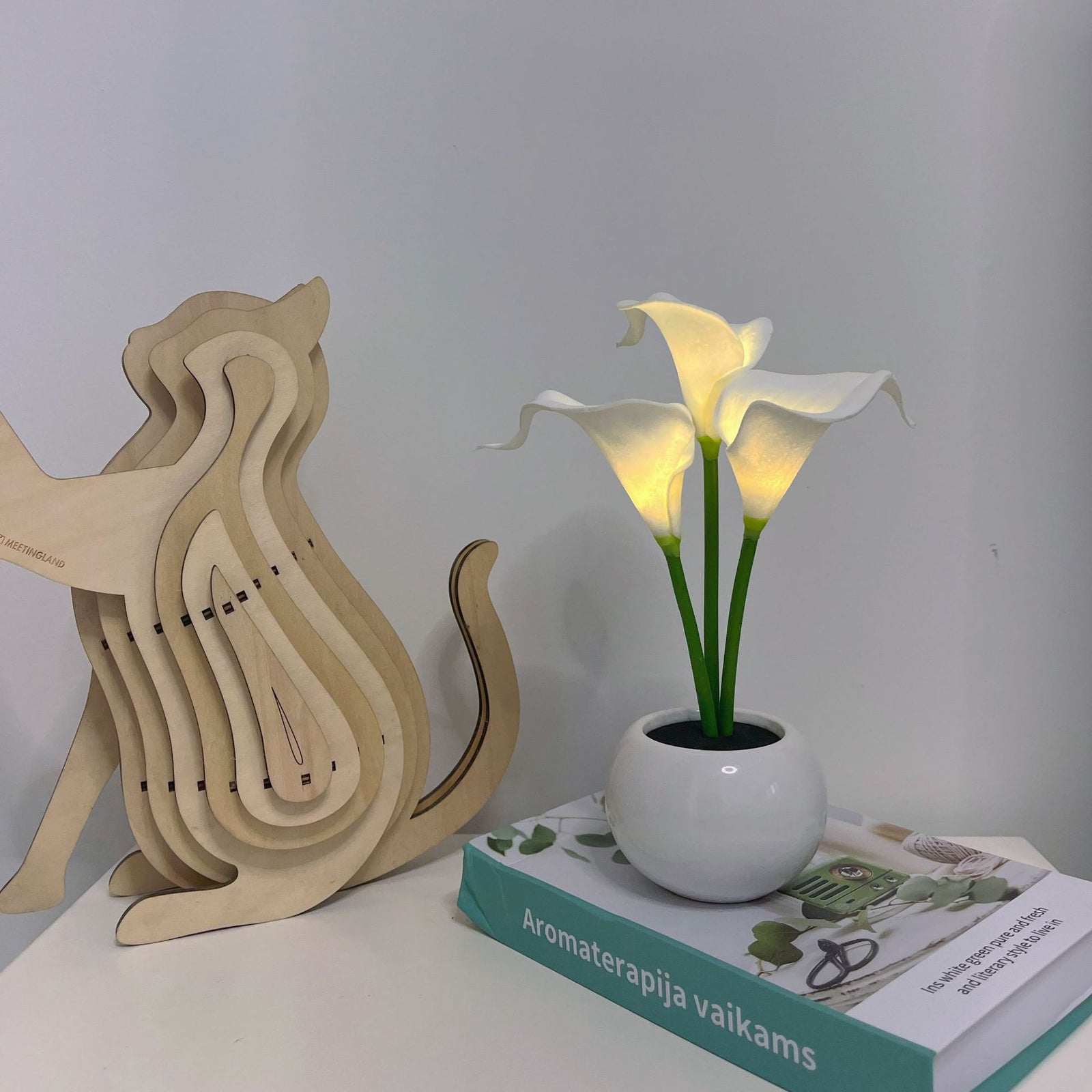 White Elegant Calla Lily LED Table Lamp - Lifelike Potted Flower Accent Light for Bedside Home Decor
