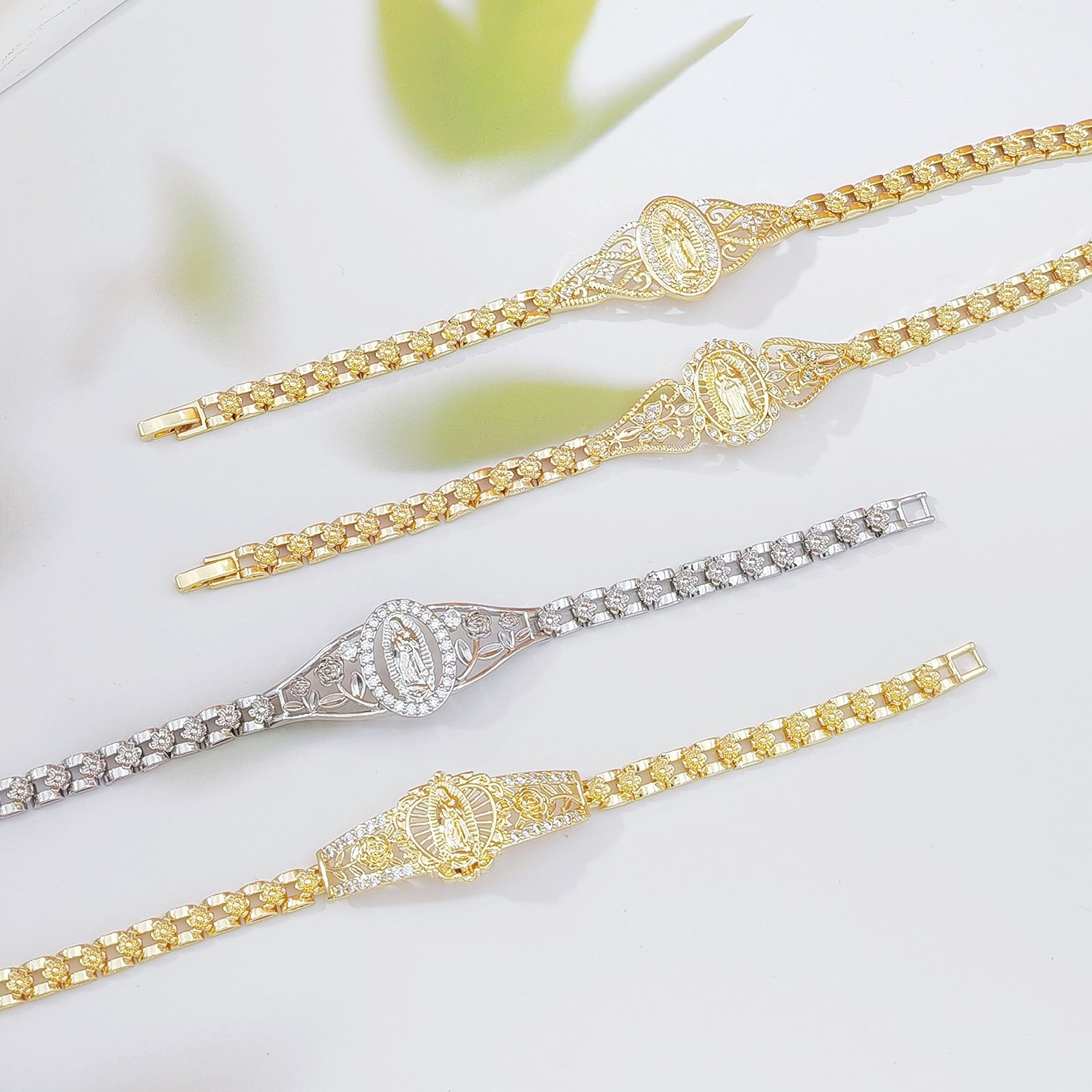 Elegant Hollow Floral Geometric Bracelet – Gold-Plated Copper Fashion Jewelry with Delicate Chain Design(R80)