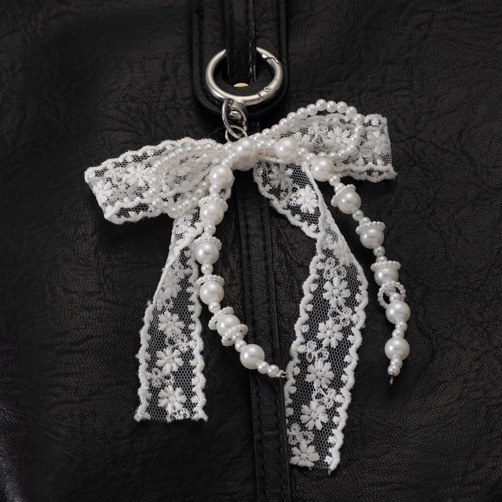 Korean Style Designer Faux Pearl and Fabric Bow Bag Charm Elegant White Ribbon Bow Keychain for Handbags and Car Keys