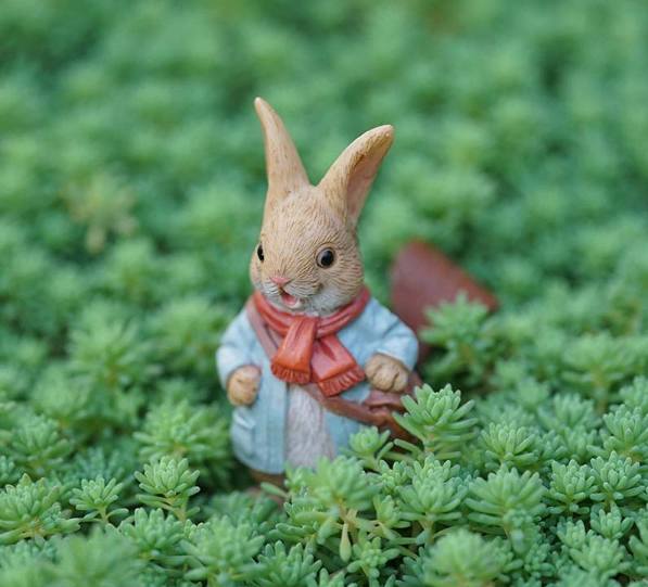 Garden Style Backpack Bunny Succulent Planter Decoration – Cute Rabbit Animal Figurine Resin Craft for Balcony and Pot Plant