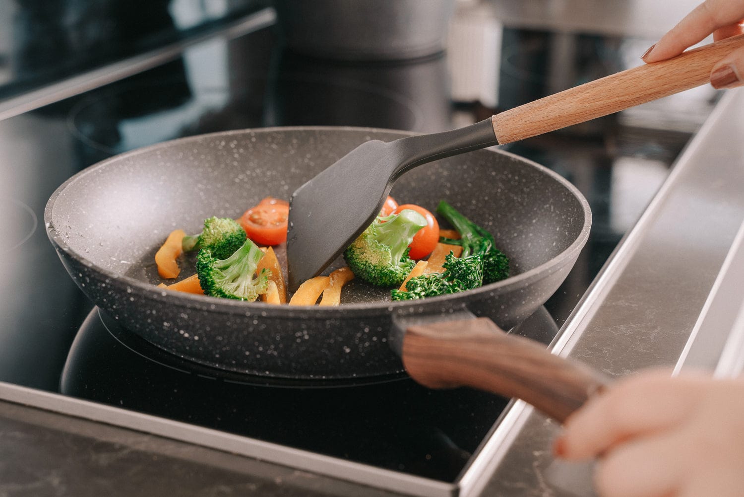 Beechwood & silicone turner charcoal