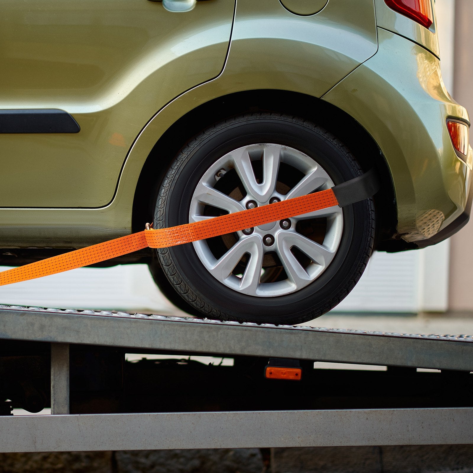 VEVOR Ratchet Tie Down Straps Kit, 5.08" x 304.8" Tire Straps, 2500kgs Working Load, 11023 LBS Breaking Strength, Car Tie Down Straps with Snap Hooks for Passenger Car, Truck, Trailer, 4-Pack