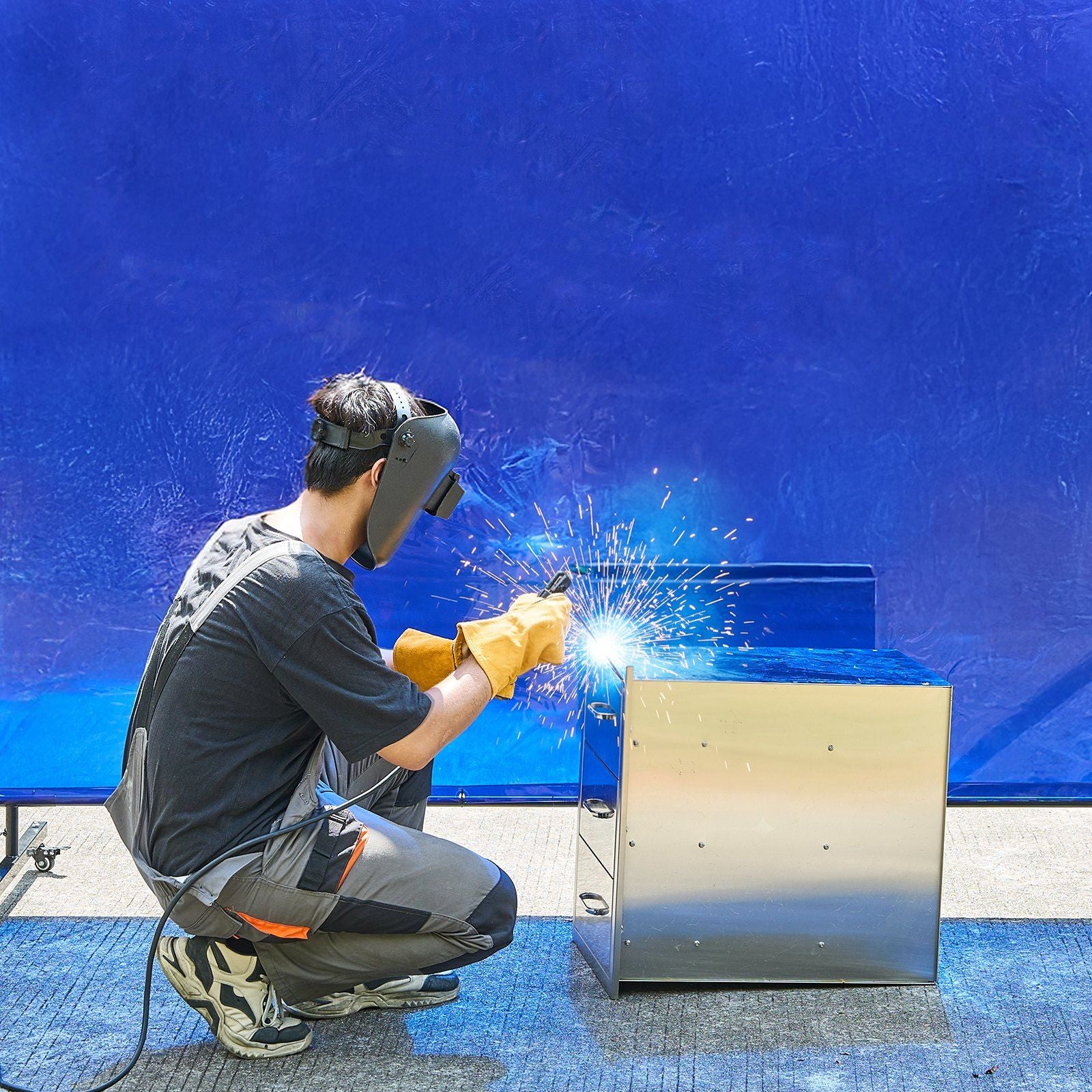 Welding Screen with Frame, 1.74 x 2.34m Welding Curtain Screen, Flame-Resistant Vinyl Protection Screens with Lockable Swivel Wheels & 6-Level UV Protection for Workshop/Industrial Use, Blue