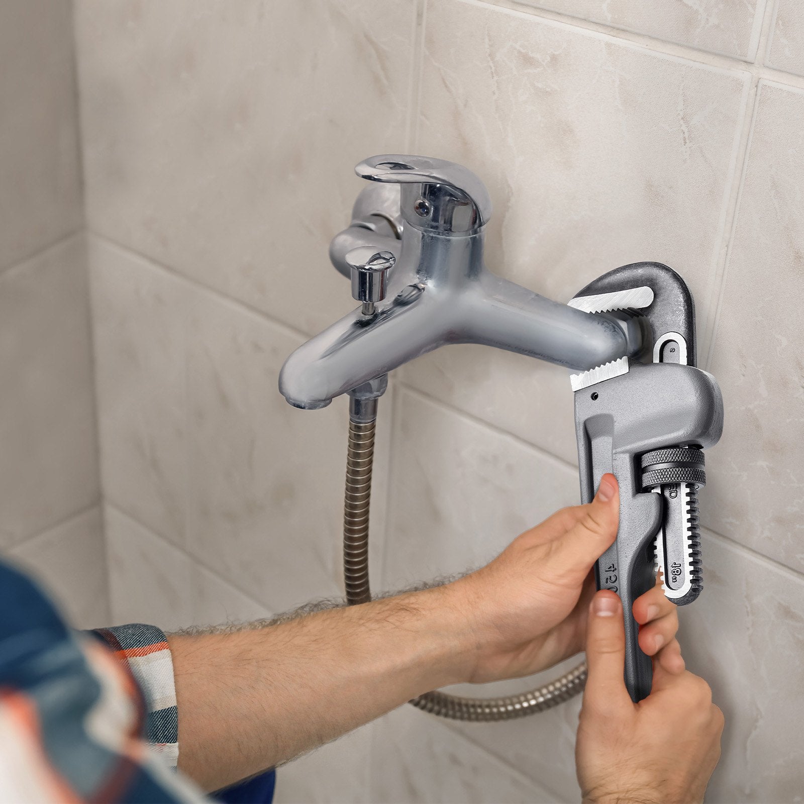 VEVOR Pipe Wrench, 18" Aluminum Straight Pipe Wrench, Adjustable Plumbing Wrench, with High Strength Jaw and Ergonomic Handle, Easy to Carry, Hangable Design, for Water Pipes, Automotive Repairs