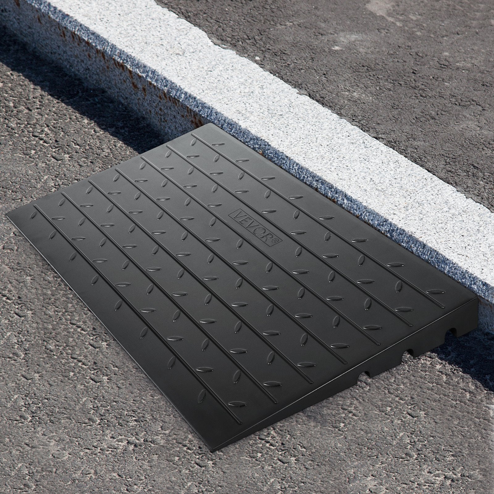 VEVOR Rubber Threshold Ramp, 7.62 cm Rise Threshold Ramp Doorway, 3 Channels Cord Cover Rubber Solid Threshold Ramp, Rubber Angled Entry Rated 997.9 kg Load Capacity for Wheelchair and Scooter