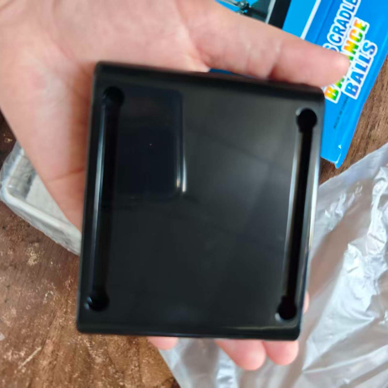 Newton's Cradle, made of durable PP material, is both a desktop physics demonstration pendulum and a stress-relieving decorative piece for offices and homes, ideal as a creative gift.