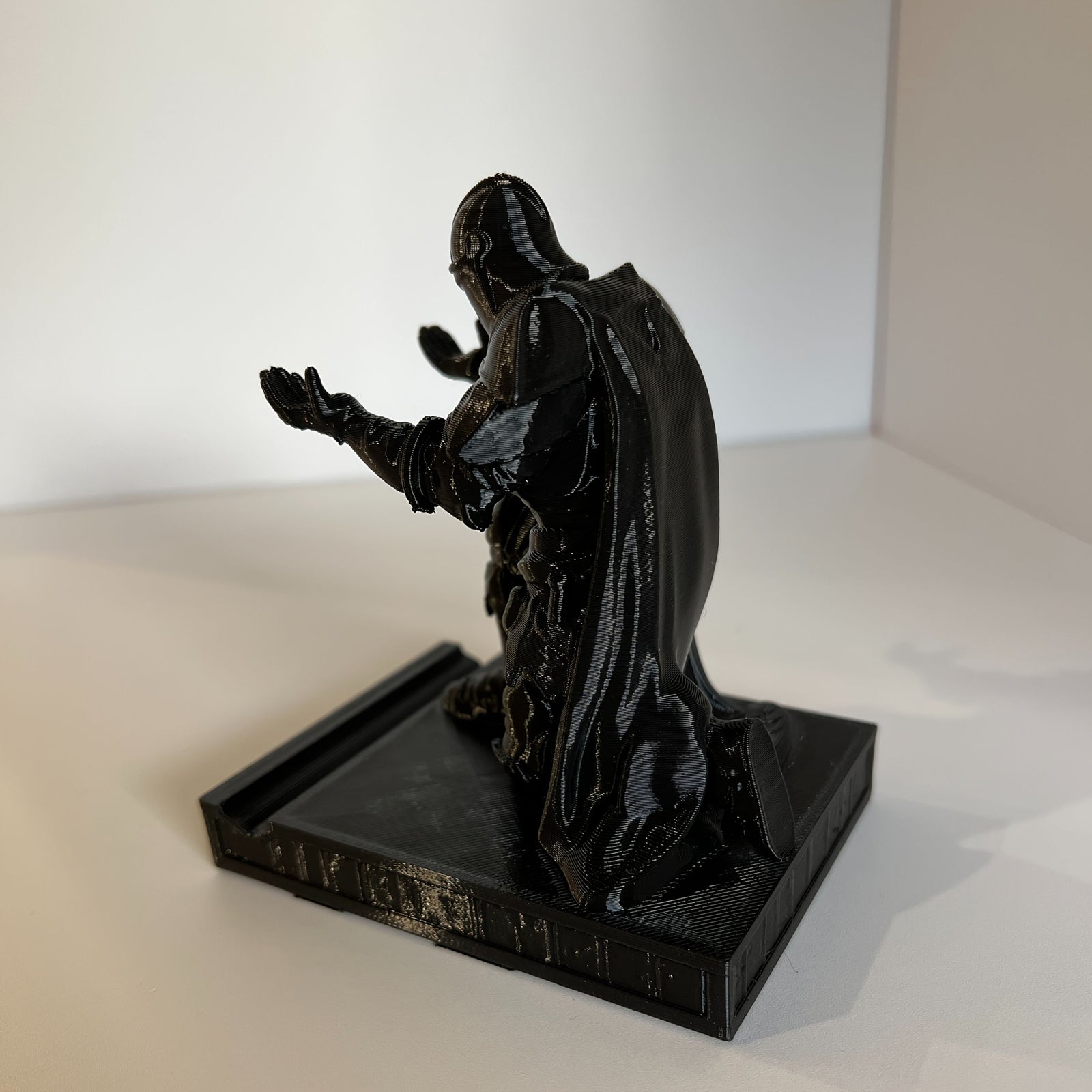 **Knight Sculpture Pen Holder: A Medieval Epic on Your Desk, Where the Pen Becomes a Sword, Blending Decorative Art with Practical Office Use**