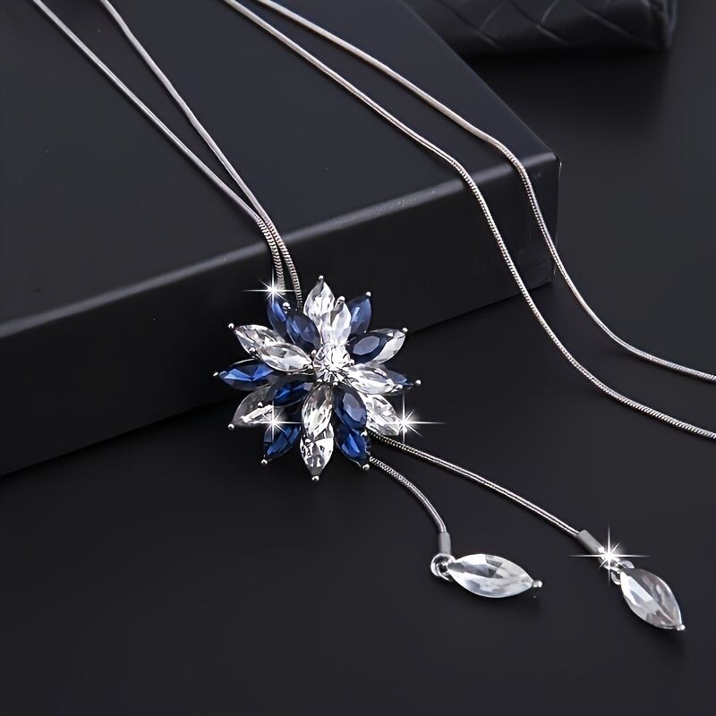 Fashionable and Creative High-End Artificial Crystal Diamond-Inlaid Snowflake New Style Sweater Chain Clothing Pendant（WHITE）