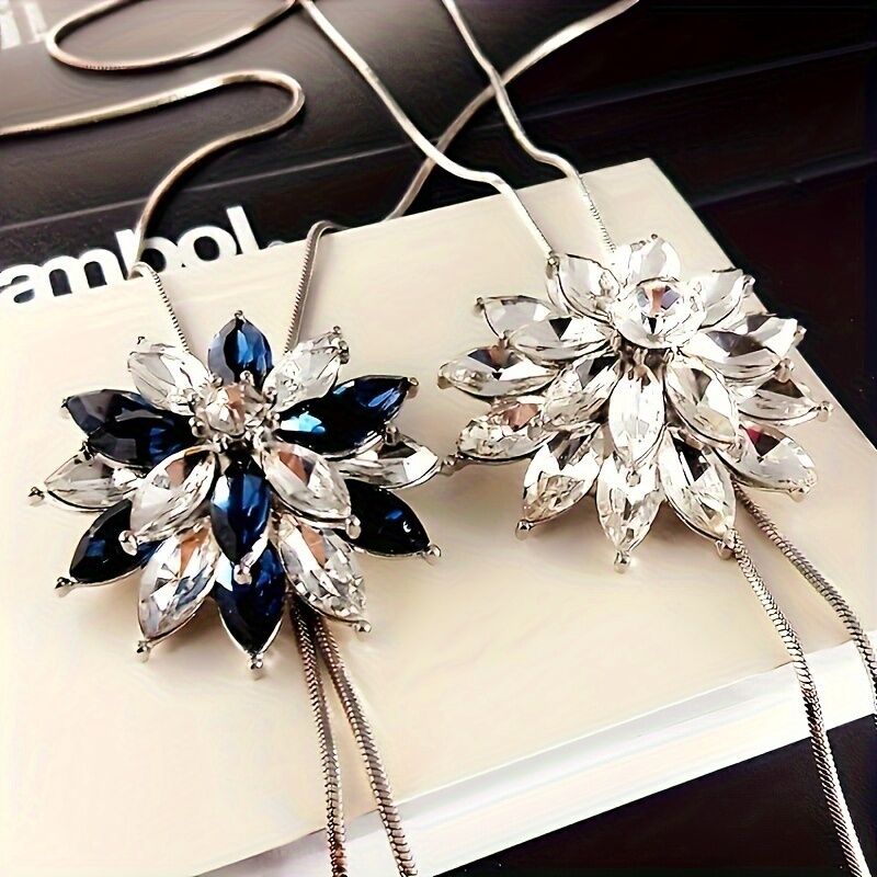 Fashionable and Creative High-End Artificial Crystal Diamond-Inlaid Snowflake New Style Sweater Chain Clothing Pendant（WHITE）