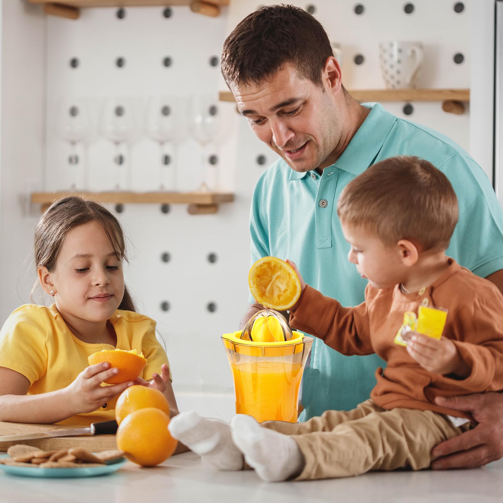 Handheld Citrus Juicer with Dual Reamer & 20oz Measuring Cup – Manual Lemon, Lime, Orange, Grapefruit Squeezer with Anti-Slip Base and Filtered Spout (Yellow)