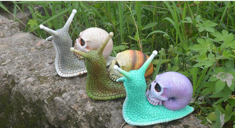 Skeleton Snail Skull Sculpture Gothic Garden Home Decor, 1-Pack