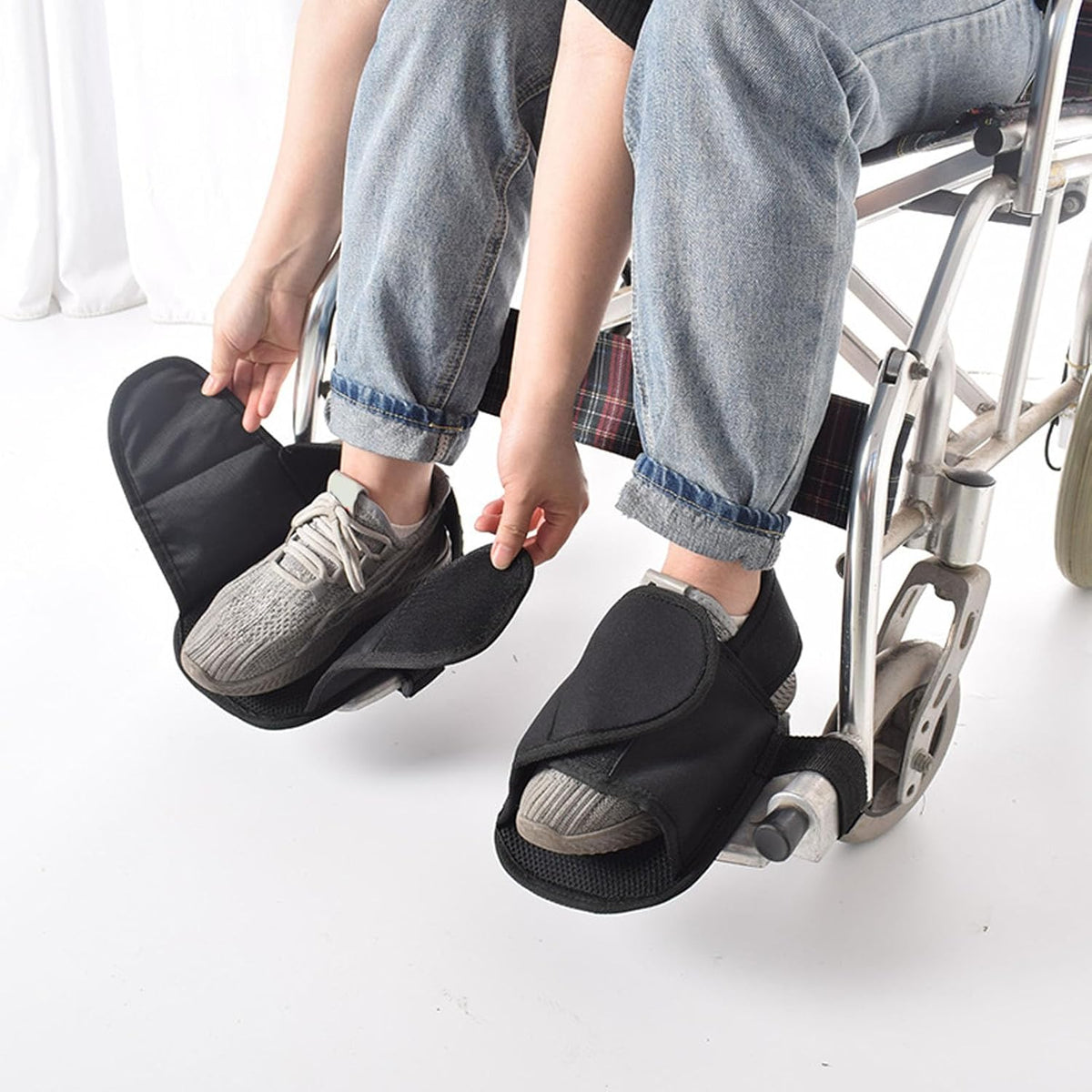 2PCS Wheelchair Shoe Holders, Oxford Wheelchair Anti-Fall Restraint Shoes Support with Fixed Straps for Elderly Patient Recovery
