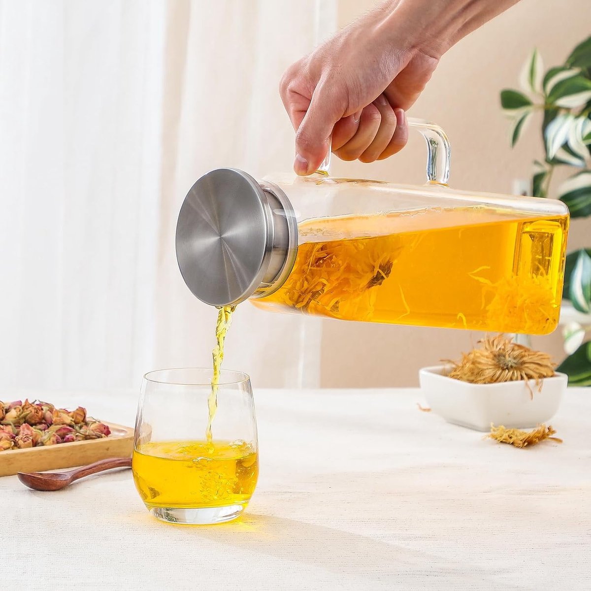 Square glass water jug - with lid and handle - refrigerator safe - suitable for hot and cold drinks - large capacity for home and restaurant use - suitable for coffee, juice, milk and other drinks.