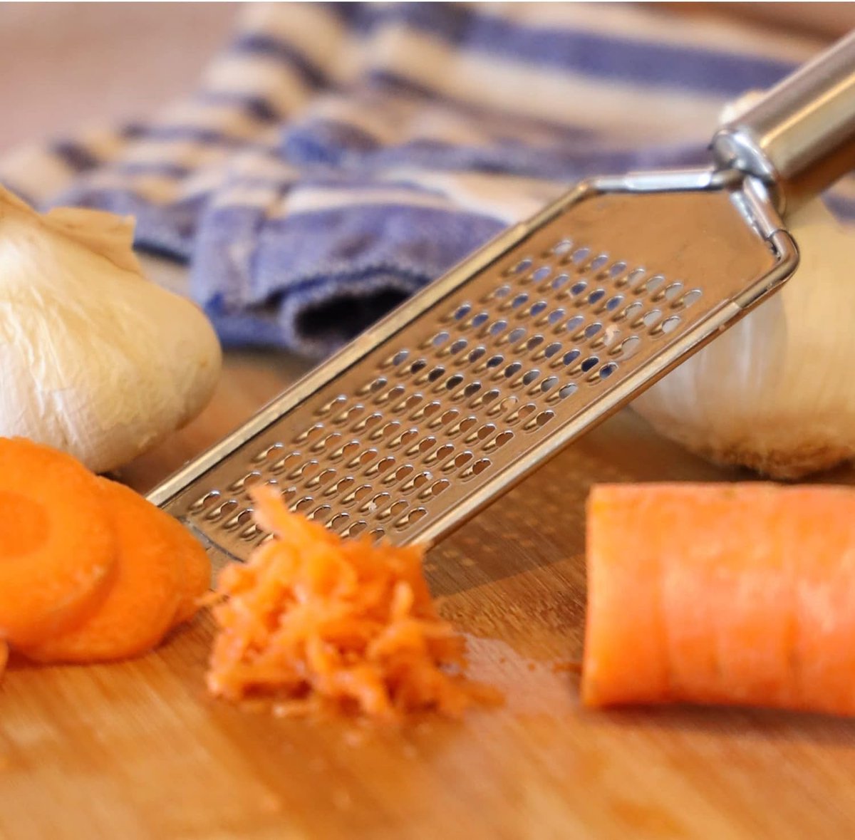 Stainless Steel Flat Grater - 1 Piece - 23.5cm - Perfect for grating garlic, cheese, chocolate, lemons and limes - Durable and rust-resistant - With hanging holes (1 piece)