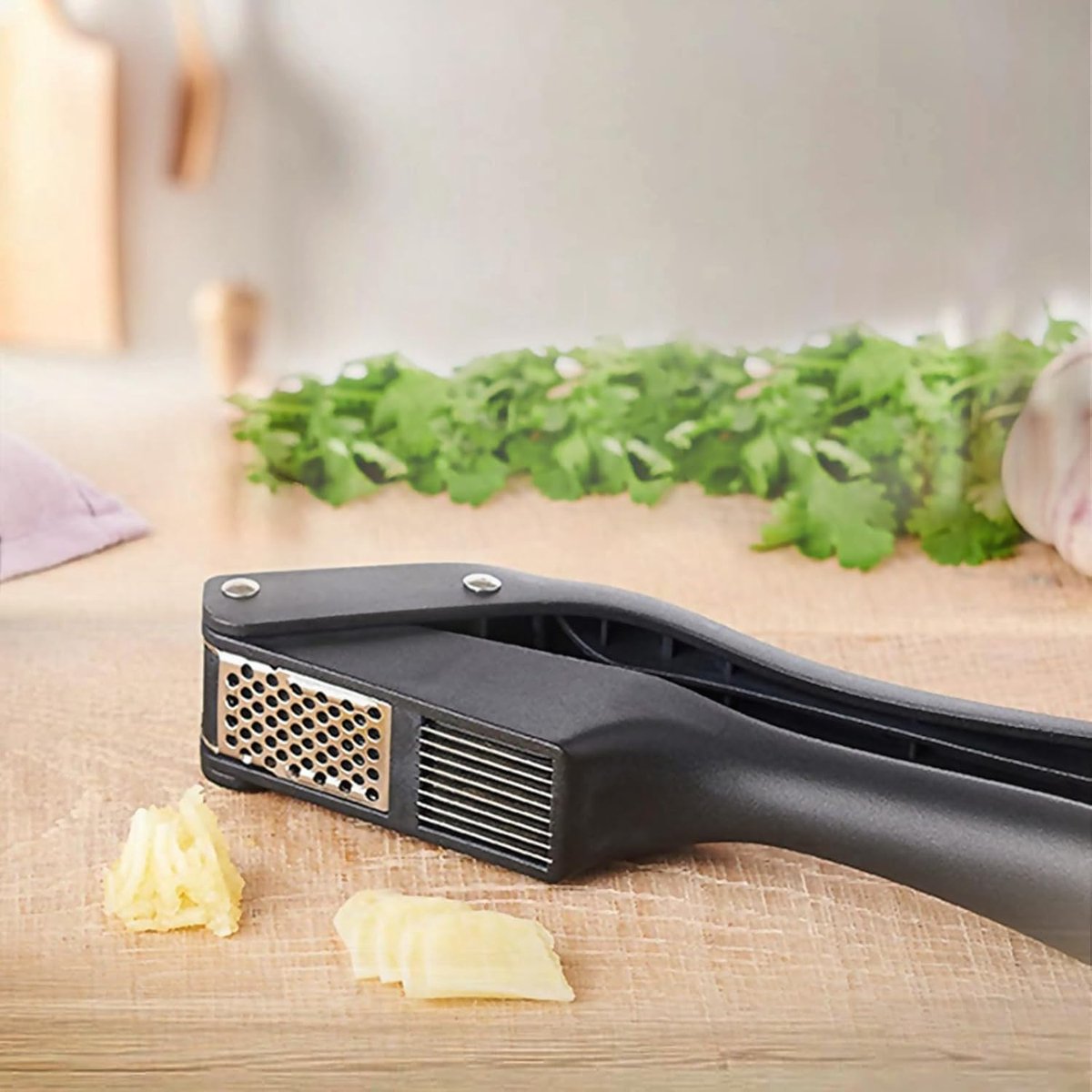 2-in-1 Garlic Press - Stainless Steel Garlic Press - Kitchen Garlic Press - Ginger Press - Non-slip - Easy to Clean (Black)
