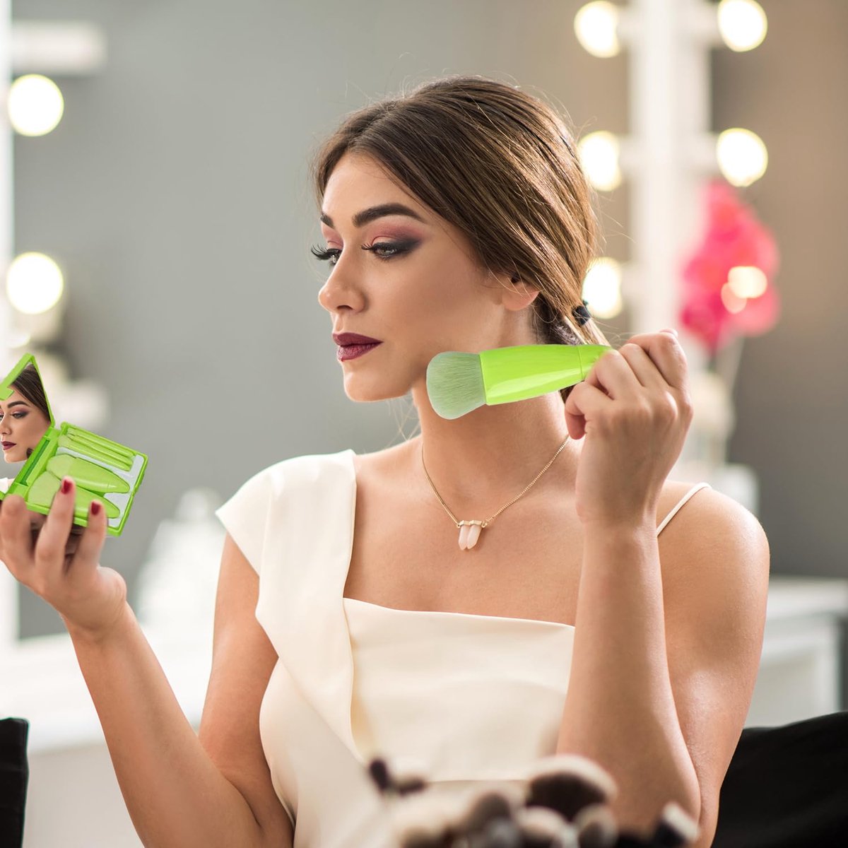 Makeup Brush Set - 5-Pack - Portable - Travel Makeup Brush Set with Mirror Case - Professional Foundation Brush, Eyeshadow Brush, and Blending Brush for Women - Green