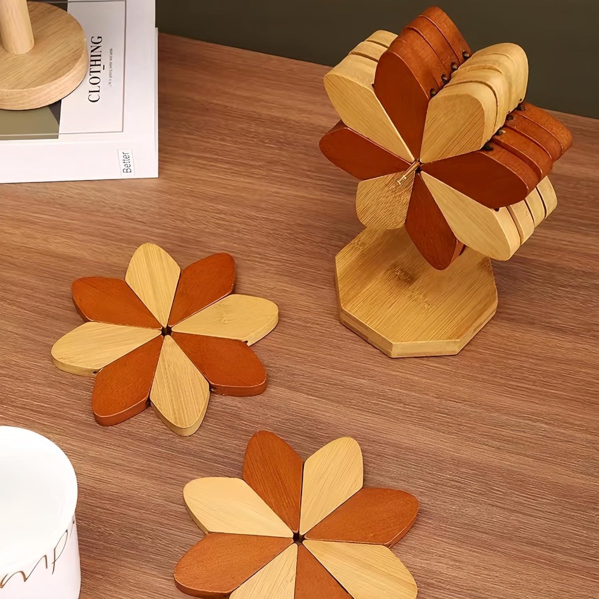 Coasters - Heat-insulating coasters - Wooden heat-insulating bowl mats - Set of coasters with floral motif - including stand - 5-piece set - Brown and natural bamboo