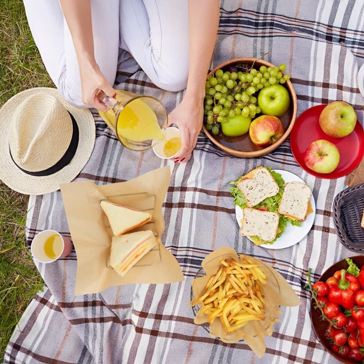 Baking Paper - 12-inch Airfryer Baking Paper - 200 Sheets - Disposable Airfryer Liner - Oven Accessory with Hinged Lid