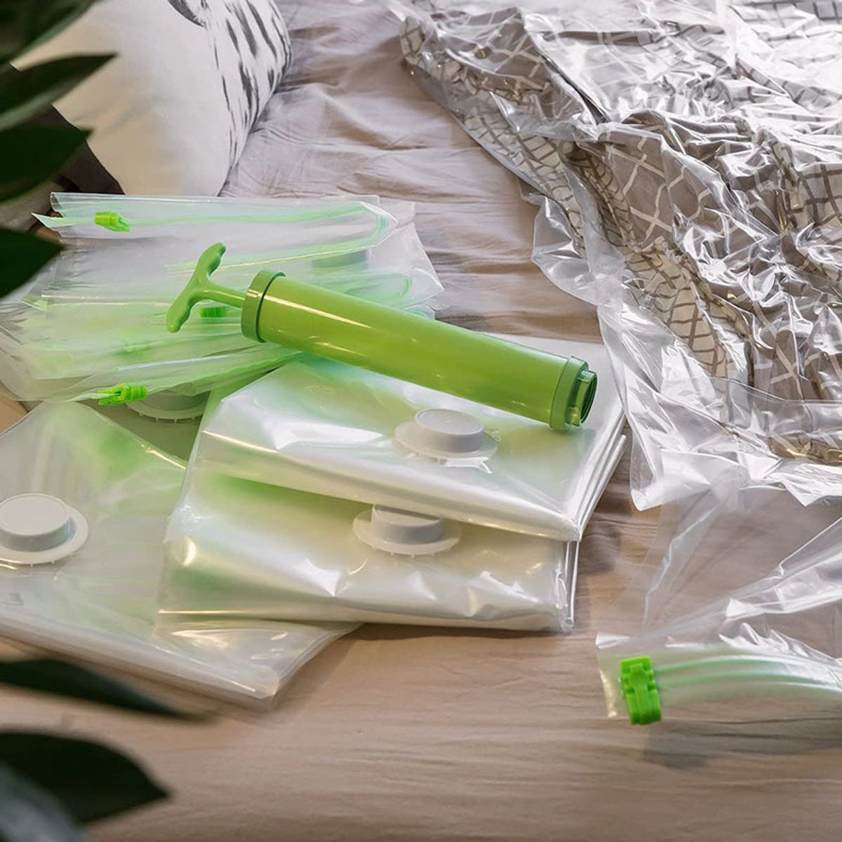 Vacuum Bags for Clothes - Set of 4 - with Manual Inflation Function - 120x100cm