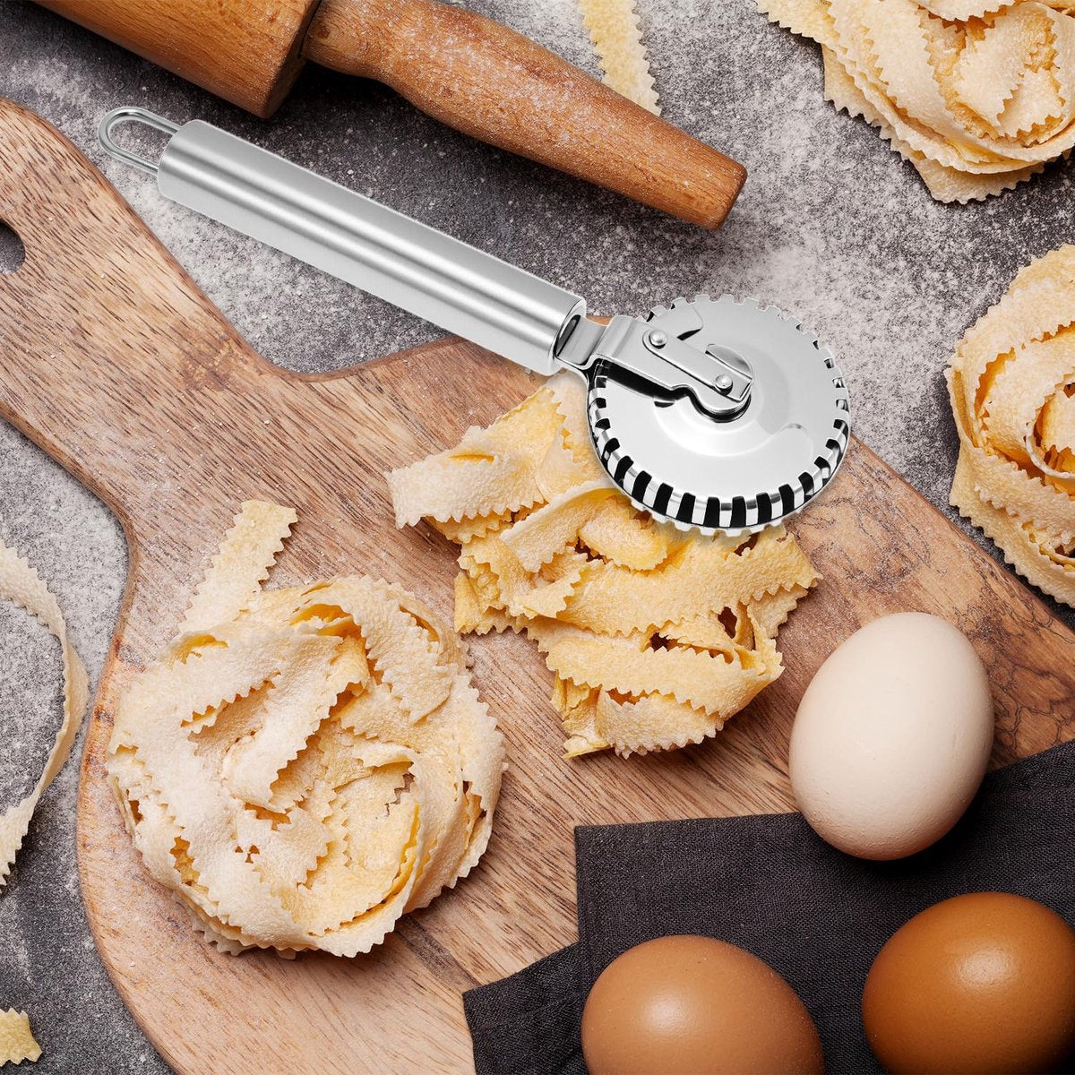 Luxury Rotary Cutter for Embossing - Baking Tools - Dough and Pastry Tools Made of Stainless Steel - Equipped with an Ergonomic Handle - Dishwasher Safe - Suitable for Cutting, Sealing and Pressing