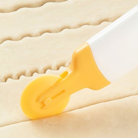 4-in-1 Flower-Shaped Dough Cutter - Multifunctional Dough Cutter - Rotary Cutter - Baking Kitchen Decorating Knife - Pizza Knife