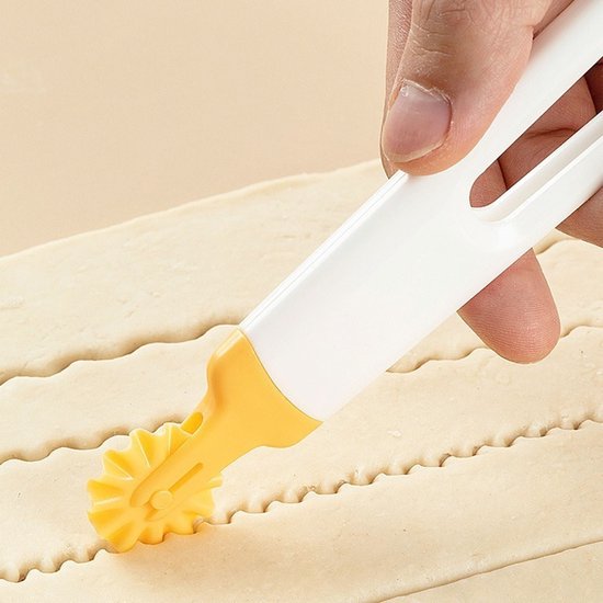 4-in-1 Flower-Shaped Dough Cutter - Multifunctional Dough Cutter - Rotary Cutter - Baking Kitchen Decorating Knife - Pizza Knife
