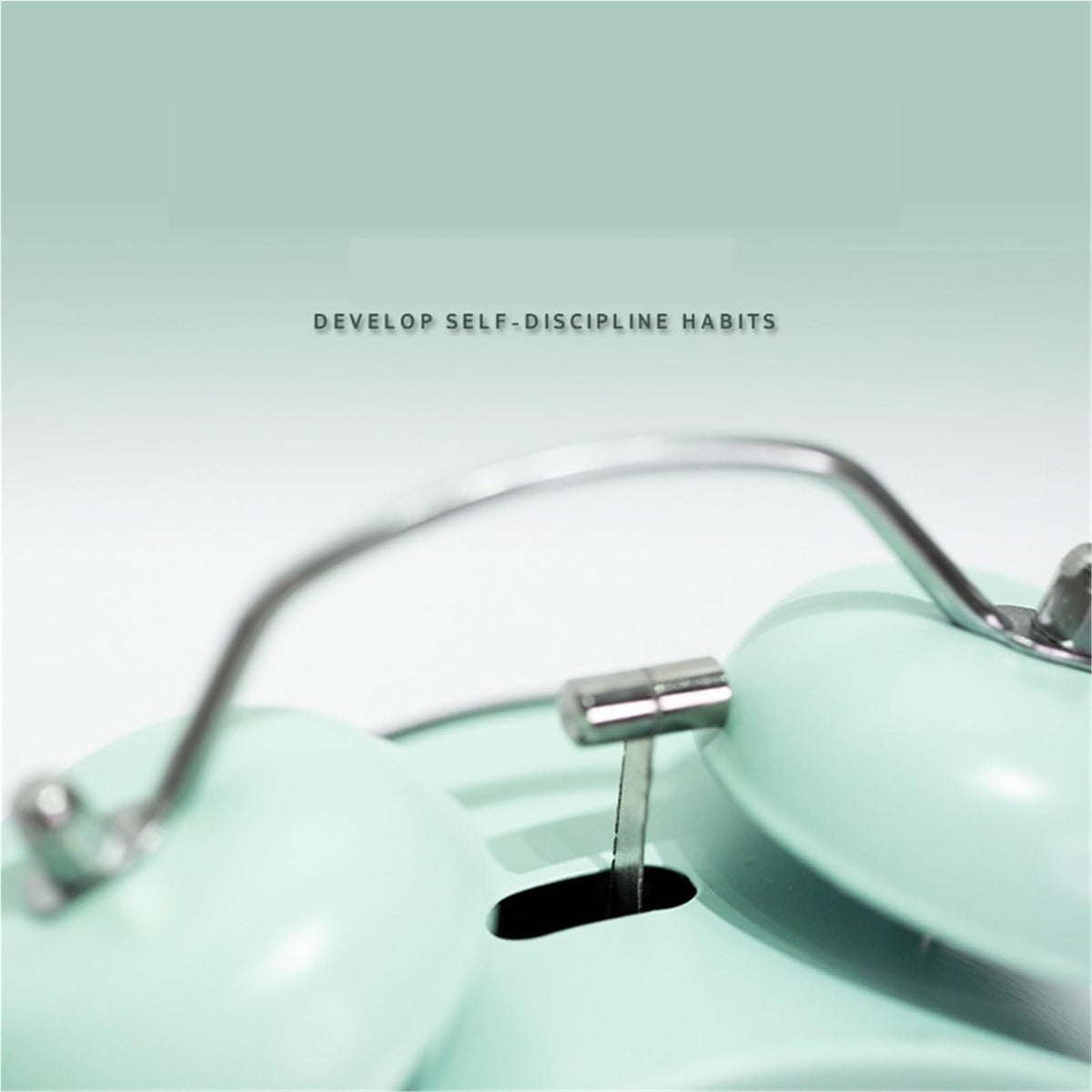 Children's alarm clock - Silent alarm clock with loud mechanical bell - Night light and metal hand - Compact desk clock for bedroom, student house and office