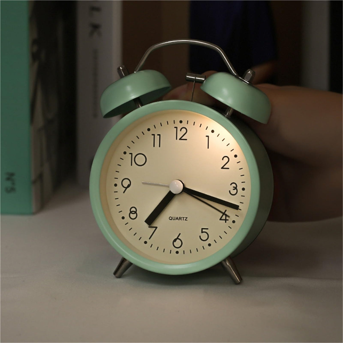 Children's alarm clock - Silent alarm clock with loud mechanical bell - Night light and metal hand - Compact desk clock for bedroom, student house and office