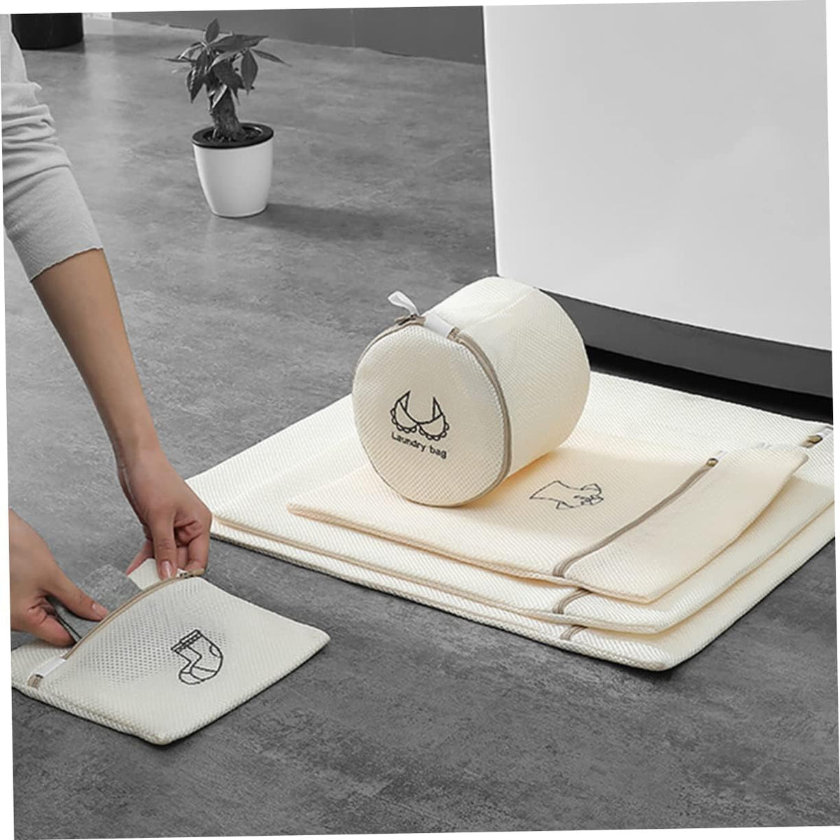 Laundry Bags - Laundry Bag Set - Laundry Net - Laundry Nets - Bra Wash Bag - Lingerie Wash Bag - Clothing Protection - Washing Machine - Protection - Organizer - Travel Organizer - Mesh - Fine Mesh - Honeycomb - Luxury - Embroidery - Beige - Set of 6