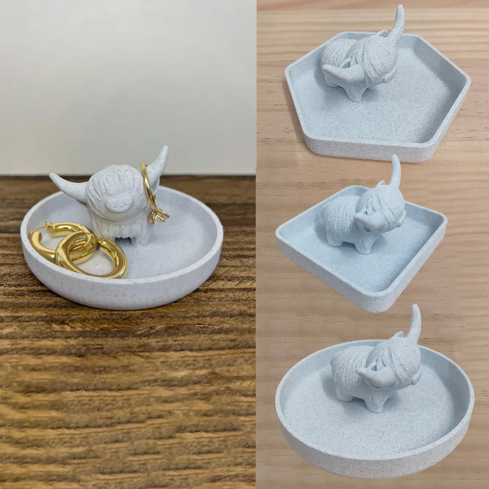Highland Cow Ring Holder with Circular Dish Scottish Cow Statue Wedding Engagement Holder Calf Jewelry Organizer Stand