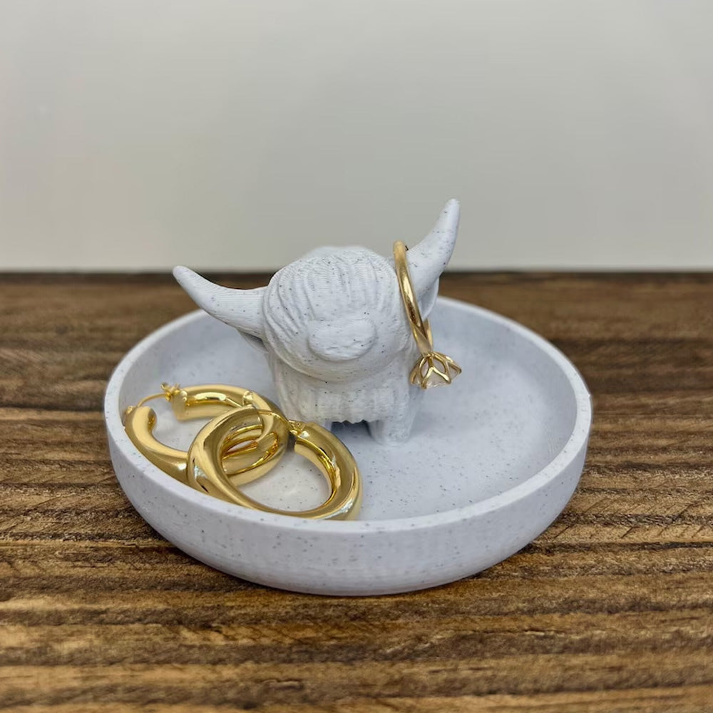 Highland Cow Ring Holder with Circular Dish Scottish Cow Statue Wedding Engagement Holder Calf Jewelry Organizer Stand