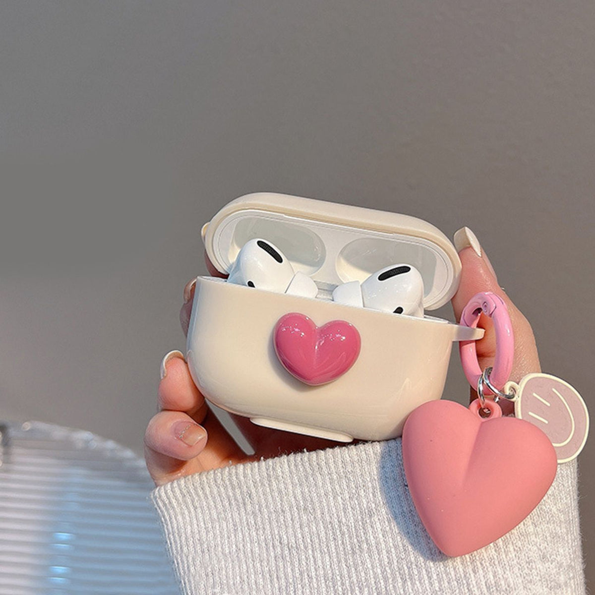 Beige shell + smiling heart pendant AirPods 4
